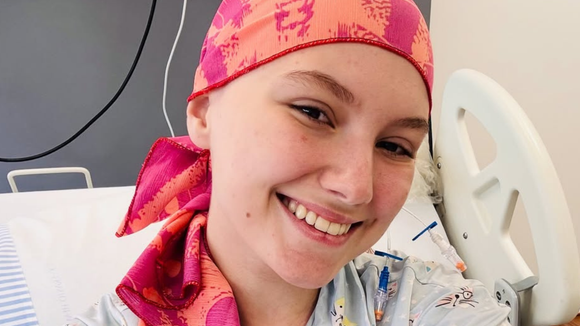 Como está a influenciadora Isabel Veloso hoje (12/12)? Internada na UTI, jovem recebe homenagem emocionante do pai: 'Se pudesse me ouvir…'