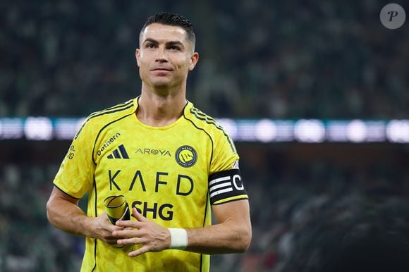 Cristiano Ronaldo em ação no campo reforça o protagonismo que também se reflete fora dele, com investimentos milionários como seu iate de luxo Azimut Grande 27 Metri