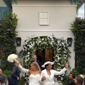 O casamento aconteceu ao ar livre e chamou atenção pelos detalhes delicados e pela decoração repleta de flores