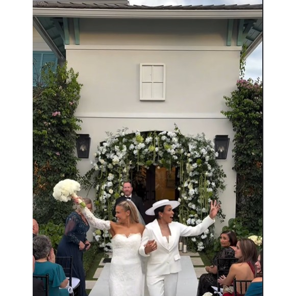 O casamento aconteceu ao ar livre e chamou atenção pelos detalhes delicados e pela decoração repleta de flores