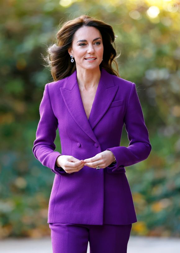 Efeito Kate Middleton: Princesa de Gales já fez com que diversas peças de luxo esgotassem rapidamente, após usá-las em eventos.
