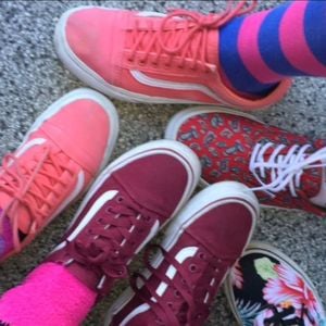 No chamado dump de imagens, a apresentadora também chamou atenção ao surgir usando um modelo de tênis que foi verdadeiro fenômeno naquela época