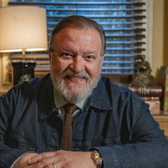 Bartolomeu (Luís Melo) sugere a Fernanda (Ramille) que ela preste atenção nas pessoas presentes no velório de Odete Roitman (Debora Bloch), na novela 'Vale Tudo', capítulo de 8 de outubro de 2025, quarta-feira