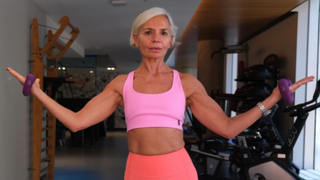 Os tênis cor de batata doce, confortáveis e elegantes para mulheres com mais de 50 anos: são da Asics e minha mãe já quer usá-los o tempo todo na academia