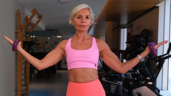 Os tênis cor de batata doce, confortáveis e elegantes para mulheres com mais de 50 anos: são da Asics e minha mãe já quer usá-los o tempo todo na academia