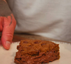 Torta cookie na airfryer ensinada por Henrique Fogaça fica dourada por fora e cremosa por dentro com recheio de creme de avelã