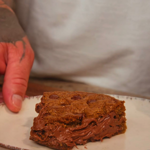 Torta cookie na airfryer ensinada por Henrique Fogaça fica dourada por fora e cremosa por dentro com recheio de creme de avelã