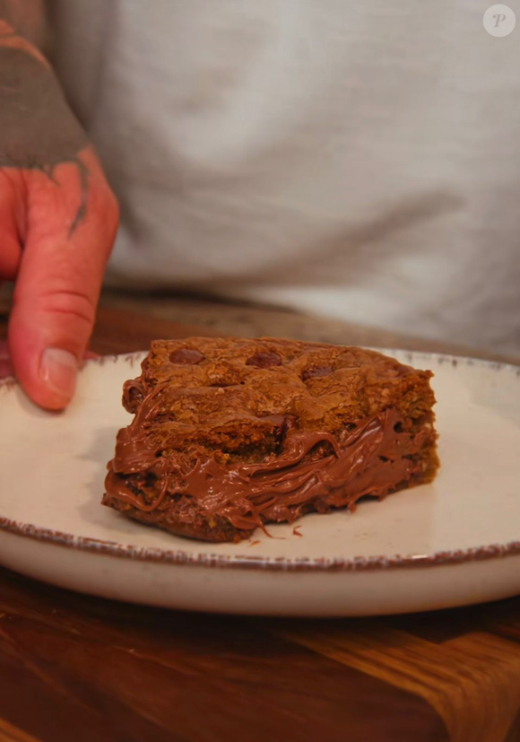 Torta cookie na airfryer ensinada por Henrique Fogaça fica dourada por fora e cremosa por dentro com recheio de creme de avelã