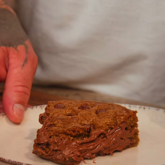 Torta cookie na airfryer ensinada por Henrique Fogaça fica dourada por fora e cremosa por dentro com recheio de creme de avelã
