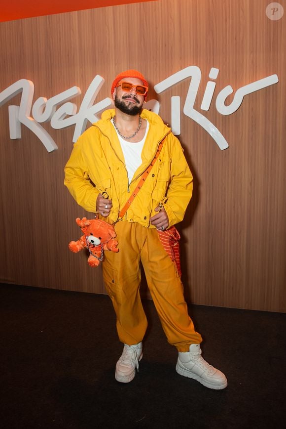 Tiago Abravanel apostou em um visual vibrante todo amarelo, com jaqueta utilitária e calça coordenada