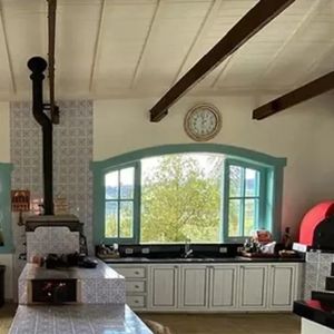 Cozinha de Ana Maria Braga é equipada com fogão a lenha e rouba a cena por decoração rústica