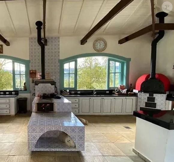Cozinha de Ana Maria Braga é equipada com fogão a lenha e rouba a cena por decoração rústica