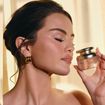 Notas de pistache e baunilha, 4 layering balms e mais: o que já se sabe até agora sobre o Rare Eau de Parfum, novidade de Selena Gomez em sua marca de beleza