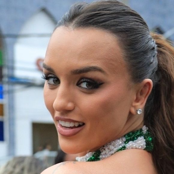 Em entrevista ao Purepeople, a atriz já revelou que possui cinco lugares estratégicos do corpo para passar o perfume e, assim, ele exalar muito mais.