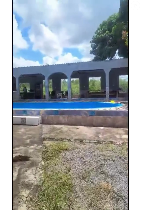Casa onde Chaiany mora com a família tem duas piscinas: uma para as crianças e outra para os adultos