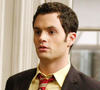 Penn Badgley critica Gossip Girl e diz que série teen 'reforçava a superficialidade e o culto à aparência'