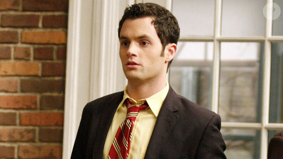 Penn Badgley critica Gossip Girl e diz que série teen 'reforçava a superficialidade e o culto à aparência'