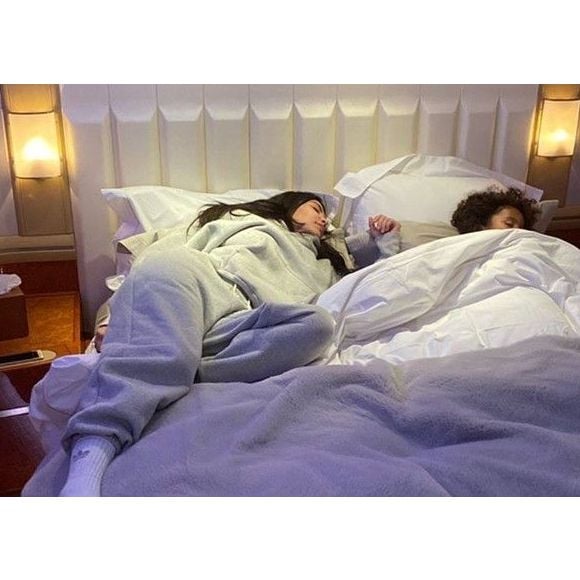 Cabine do jatinho de Kim Kardashian inclui espaços que se transformam em quartos e áreas de descanso