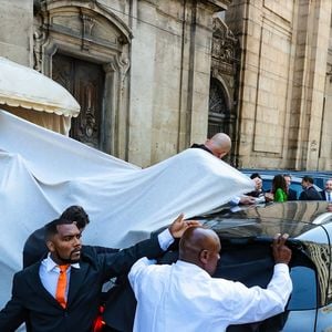De acordo com a coluna Veja Gente, a estratégia de cobrir a passagem da noiva com um imenso tecido branco provocou comentários entre os curiosos que acompanhavam a movimentação do lado de fora da igreja. A medida foi considerada exagerada por algumas pessoas que estavam na calçada durante a cerimônia de Giulia Be e Conor Kennedy