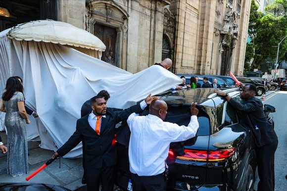 De acordo com a coluna Veja Gente, a estratégia de cobrir a passagem da noiva com um imenso tecido branco provocou comentários entre os curiosos que acompanhavam a movimentação do lado de fora da igreja. A medida foi considerada exagerada por algumas pessoas que estavam na calçada durante a cerimônia de Giulia Be e Conor Kennedy