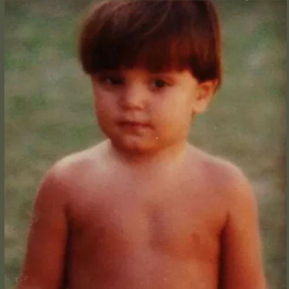 Esse bebê super fofo e de franjinha é carioca, e nasceu em 1992.