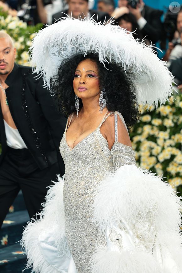 RAINHA! Diana Ross para o tapete do Met Gala 2025 durante sua entrada com um look impecável do designer nigeriano Chief Ugo Mozie