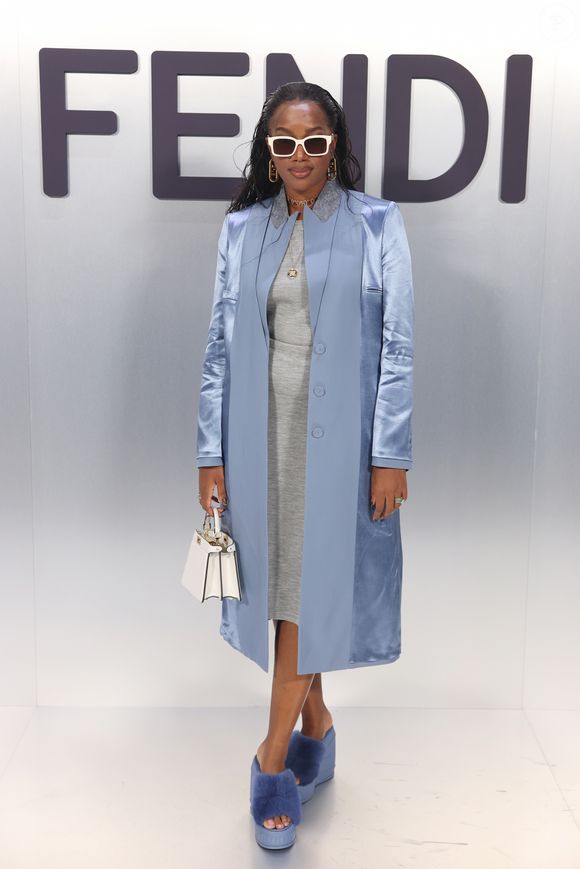 Iza escolheu trench coat azul com vestido cinza para assistir desfile da Fendi em Milão