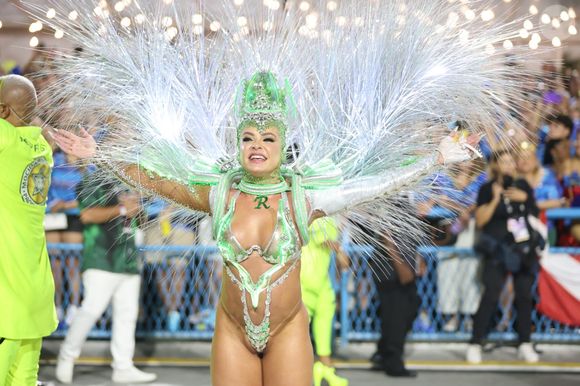 Fabiola de Andrade brilhou com fantasia de LED na Sapucaí à frente da bateria da Mocidade