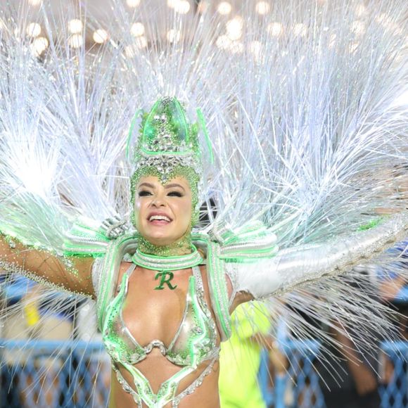 Fabiola de Andrade brilhou com fantasia de LED na Sapucaí à frente da bateria da Mocidade