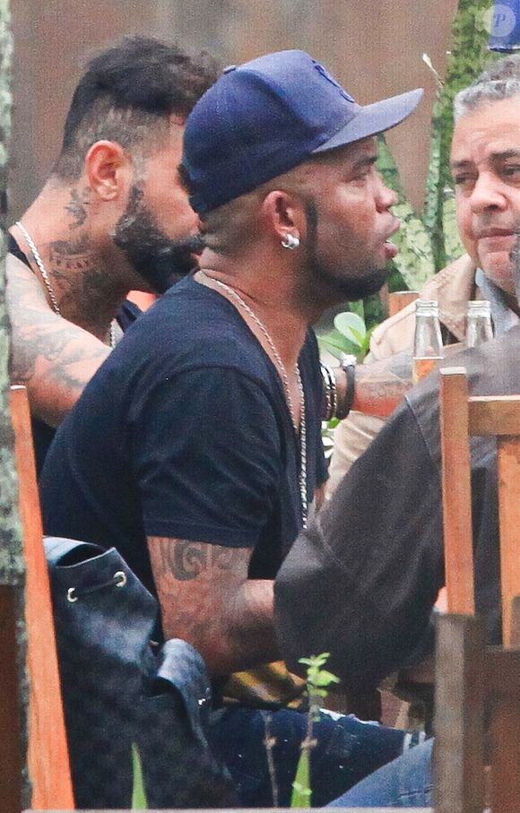 Carlos Alberto é cobrado por não pagamento de mensalidade escolar de escola bilíngue