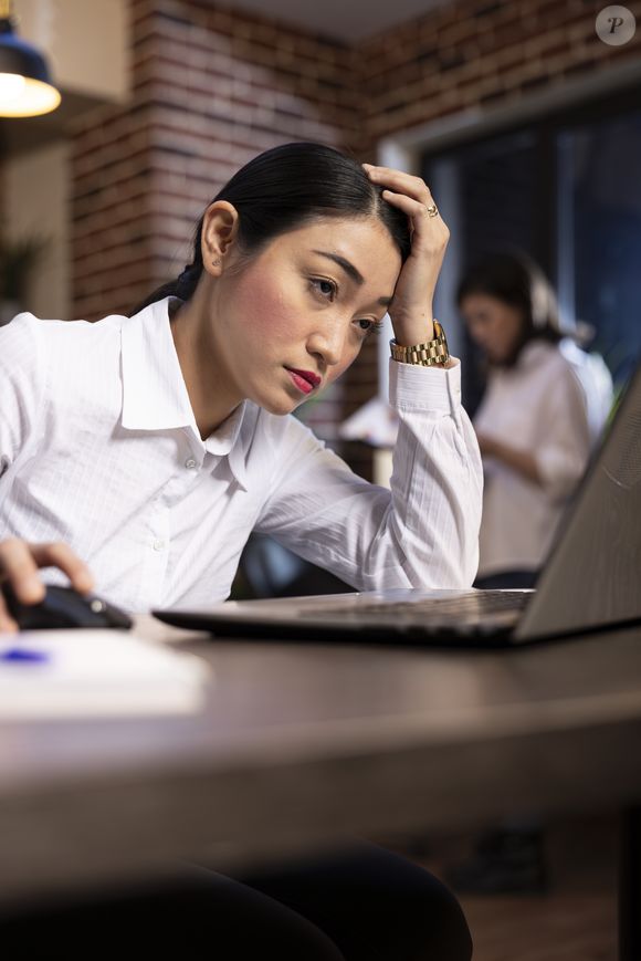 Segundo a psicologia, crianças que foram punidas por chorar, ignoradas ao demonstrar tristeza ou criticadas ao expressar raiva aprendem uma lição silenciosa: sentir é perigoso. E mais do que isso, mostrar o que sente é ainda pior.