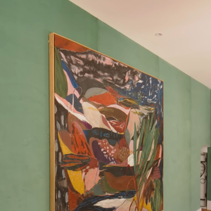 Não faltam quadros originais na mansão de Chay Suede e Laura Neiva