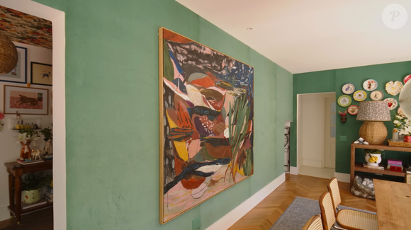 Não faltam quadros originais na mansão de Chay Suede e Laura Neiva