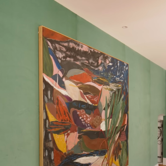 Não faltam quadros originais na mansão de Chay Suede e Laura Neiva