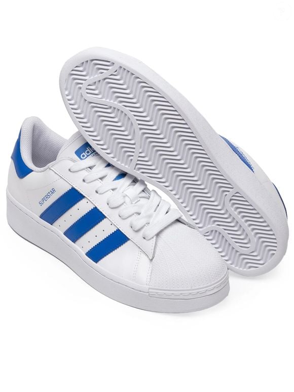 Nesta versão do Adidas Superstar, cor Azul-Jeans é o destaque