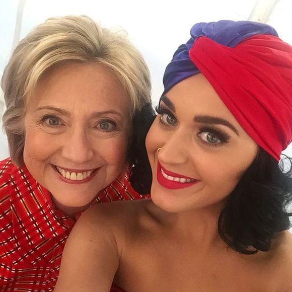Katy Perry apoiou Hillary Clinton nas eleições presidenciais dos Estados Unidos de 2016 e participou de eventos da campanha democrata. Em outubro daquele ano, a cantora se apresentou em um comício em Iowa, cantou sucessos como 'Roar' e 'Firework' e incentivou os jovens a votar, conforme noticiou o EGO