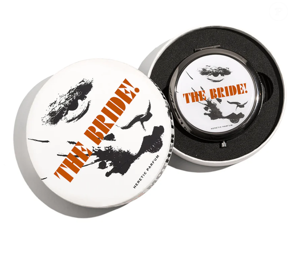 Perfume 'Til Death' da Hermetic Parfum, que teve Jessie Buckley como inspirção, tem embalagem de pó de arroz vintage na cor prateada.