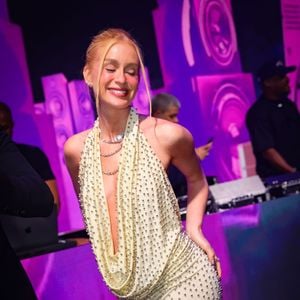 Para a ocasião, Marina escolheu um vestido da estilista turca Ilkyaz Özel, conhecida por sua moda festa elegante e sofisticada.