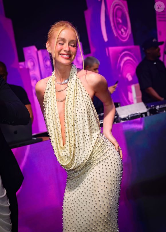 Para a ocasião, Marina escolheu um vestido da estilista turca Ilkyaz Özel, conhecida por sua moda festa elegante e sofisticada.