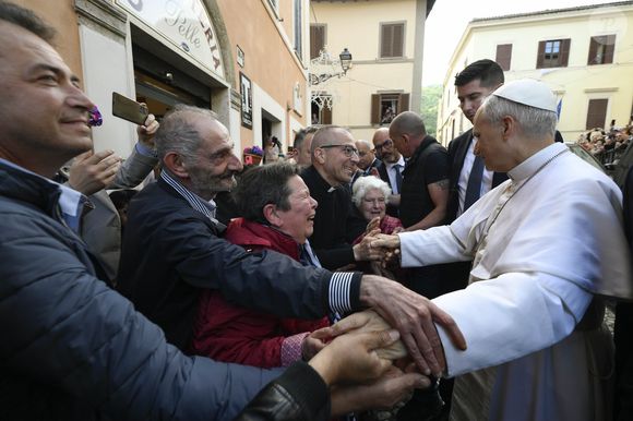 Papa Leão XIV visitou o santuário de Nossa Senhora do Bom Conselho, onde abençoou fiéis