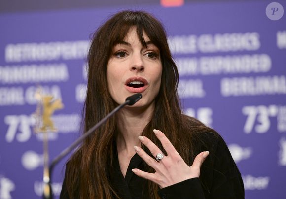 Afinal, usar pó facial depois dos 40 envelhece o rosto? Maquiadora diz que mulheres com mais de 40, como Anne Hathaway, podem sim usar o item de maquiagem