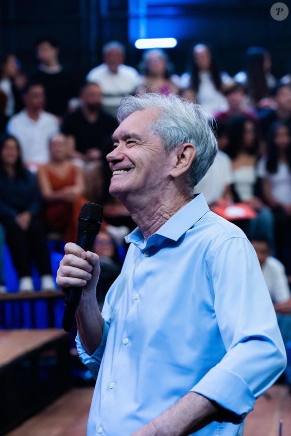 Serginho Groisman tem tido o hábito de gravar edições do 'Altas Horas' para irem ao ar durante o seu período de férias; Globo estuda mudar esse formato