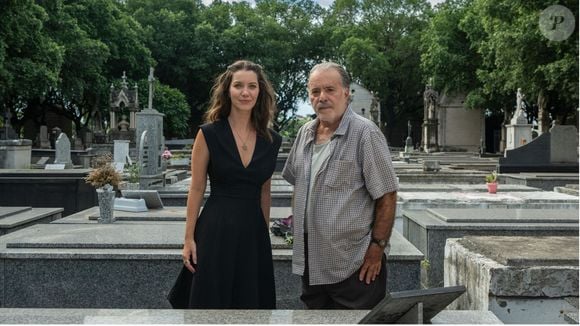 Segundo a psicologia das cores, o azul e o preto estão entre os tons que mais despertam admiração imediata. Isso acontece porque ambos ativam associações mentais rápidas relacionadas à segurança, presença e elegância.