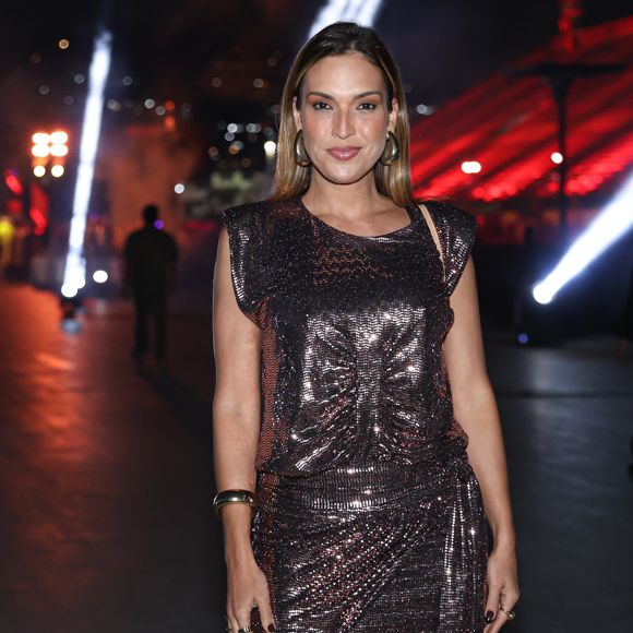 Talitha Morete apostou em cor sóbria, mas sem dispensar o brilho