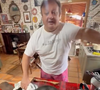 Depois de tudo refogado, Jacquin adiciona o arroz e também refoga até que ele fique dourado, adicionando água fervente em seguida
