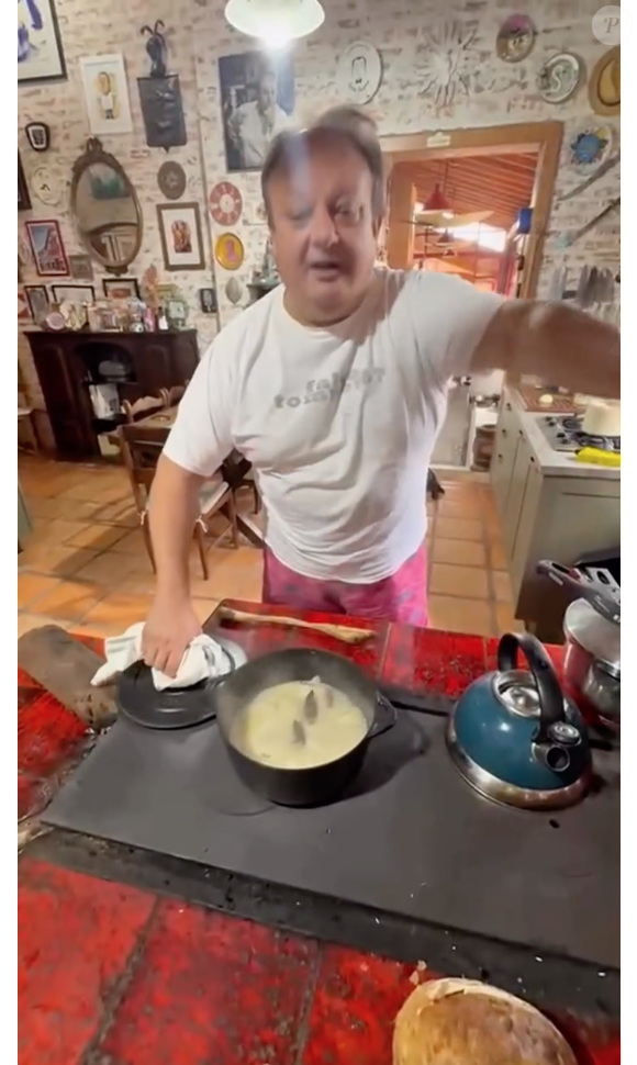 Depois de tudo refogado, Jacquin adiciona o arroz e também refoga até que ele fique dourado, adicionando água fervente em seguida