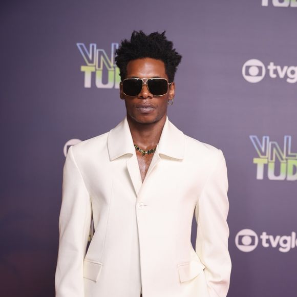 De 'Beleza Fatal' para 'Vale Tudo', Breno Ferreira arrasou em look branco