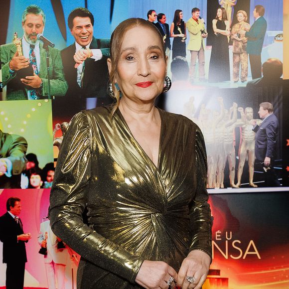 A jornalista completou o visual com maxibrincos e anéis poderosos, provando que elegância também vem do legado.