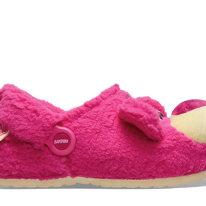 Entre conforto e estilo divertido, uma coisa é certa: Larissa Manoela mostrou que, na hora de viajar, às vezes vale trocar os tênis da moda por algo muito mais confortável. E, claro, com um toque de nostalgia da Pixar