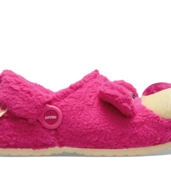 Entre conforto e estilo divertido, uma coisa é certa: Larissa Manoela mostrou que, na hora de viajar, às vezes vale trocar os tênis da moda por algo muito mais confortável. E, claro, com um toque de nostalgia da Pixar